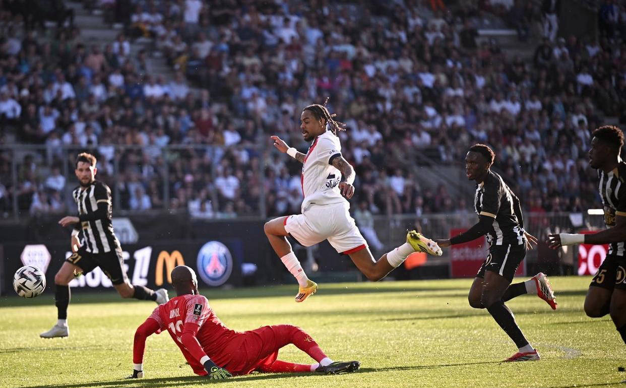 25岁韩国球星闪耀，巴黎圣日耳曼10人仍3-0完胜昂热，法甲稳居榜首